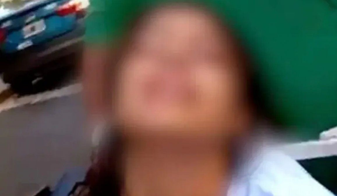 Así sacaron a la víctima del local del comerciante acusado por abuso sexual.