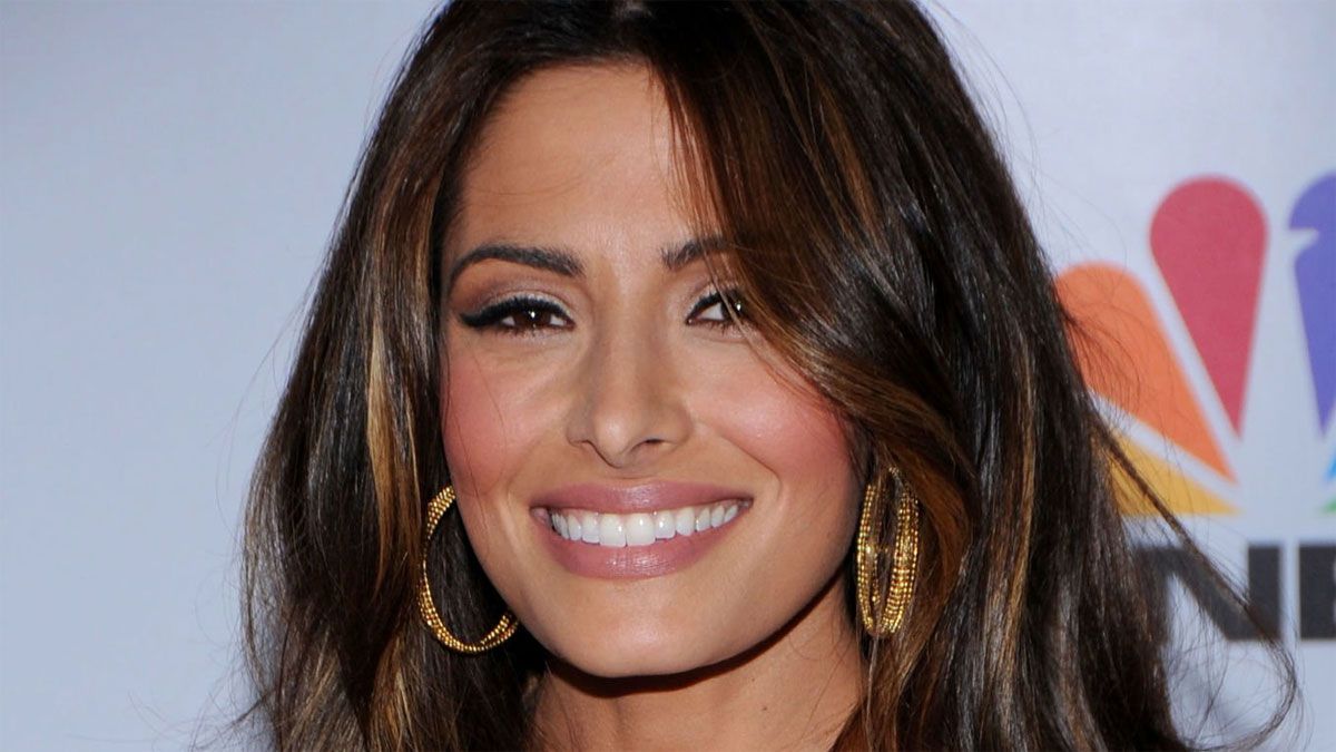 La actriz Sarah Shahi interpreta a Billie Connelly en la serie de Netflix.