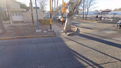 En la esquina de Joaquín V. González y Salvador Arias el chofer de la Línea 461 intentó hacer bajar a dos ebrios que molestaban a dos pasajeras, y terminó siendo herido por los cuatro.