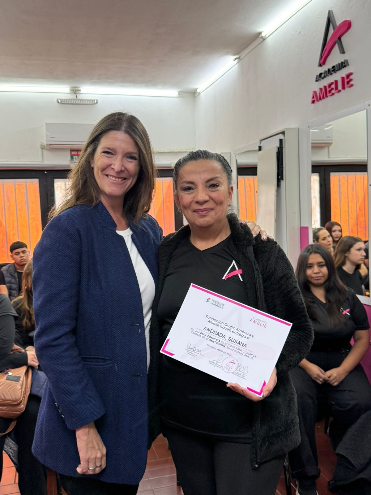 Gabriela Alé, Directora Ejecutiva de Fundación Grupo América junto a Susana Andrada, futura estudiante de Academia Amelie, gracias a la oportunidad brindada a través del programa de becas 2026. Gabriela Alé, Directora Ejecutiva de Fundación Grupo América junto a Susana Andrada, futura estudiante de Academia Amelie, gracias a la oportunidad brindada a través del programa de becas 2026.