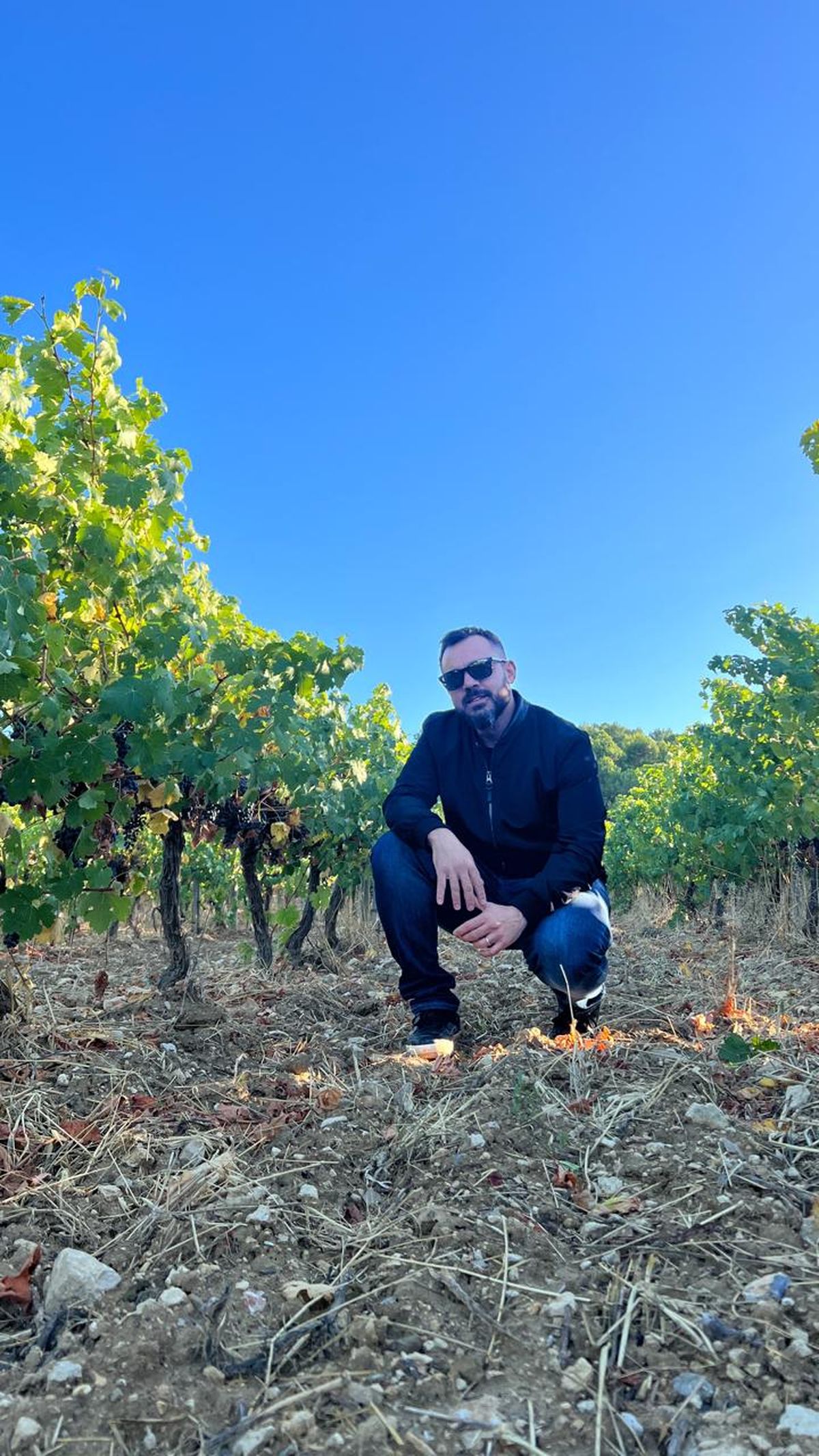 Prácticamente entre viñedos pasó su infancia Lucas Giménez. Hoy sigue en pie la bodega de su familia. Prácticamente entre viñedos pasó su infancia Lucas Giménez. Hoy sigue en pie la bodega de su familia.