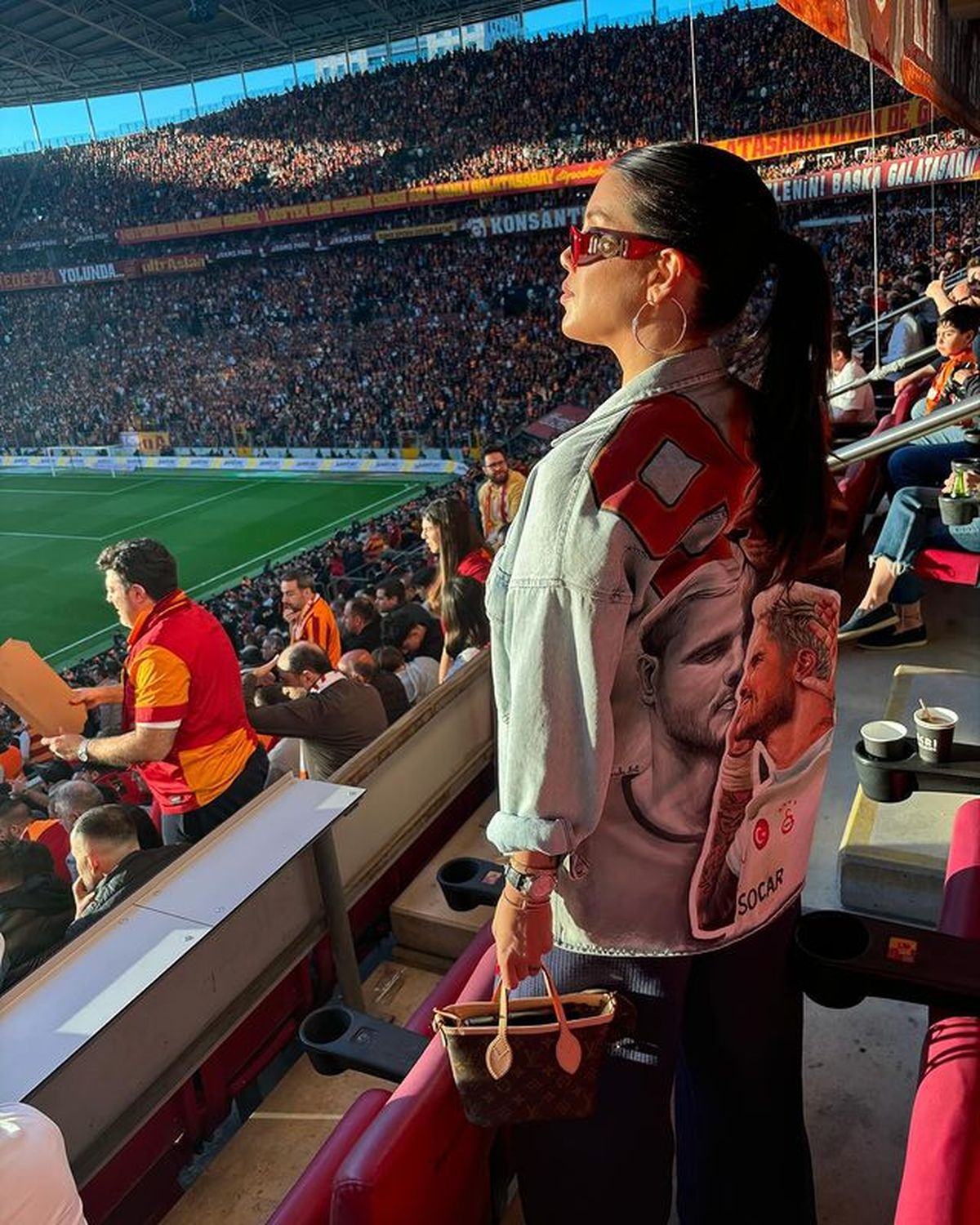 Desde la tribuna, Wanda Nara confirma que es la reina del denim customizado y paraliza Turquía. Desde la tribuna, Wanda Nara confirma que es la reina del denim customizado y paraliza Turquía.