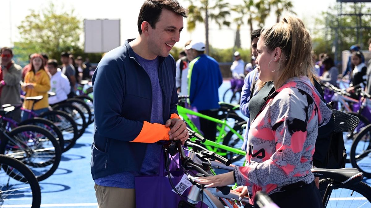 Tadeo García Zalazar durante la entrega de bicicletas.