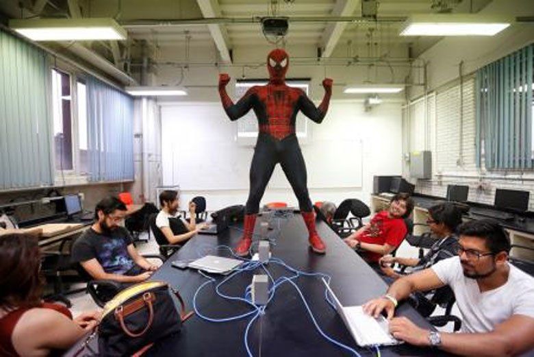El Hombre Araña da clases... ¿profe araña, profe araña?