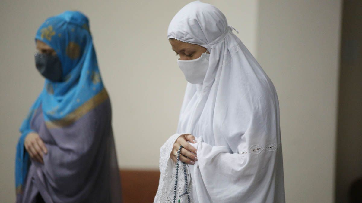 Mujeres musulmanas en el Ramadán. Aparte de tener la cabeza cubiertas con un 