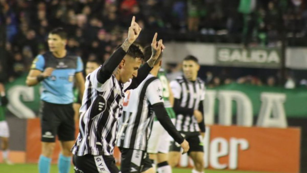 Nazareno Solís festeja la apertura del marcador para el Lobo frente a Nueva Chicago. Nazareno Solís festeja la apertura del marcador para el Lobo frente a Nueva Chicago.