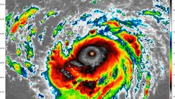 El huracán Erin, ahora de categoría 2, comenzó este jueves a alejarse de la costa de Carolina del Norte, pero sigue con amenazas de fuertes tormentas.