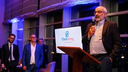 Autoridades de CleanMining, funcionarios de Mendoza y empresarios mineros durante la presentación del novedoso sistema de exctracción de oro.