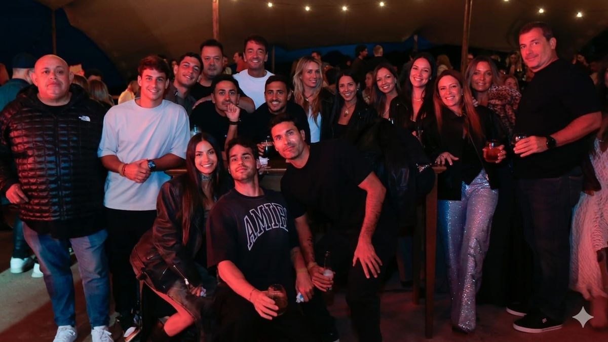 Grupo de amigos disfrutando de la noche. Grupo de amigos disfrutando de la noche.