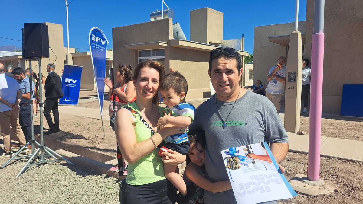 Claudio, Yamila y una hermosa propuesta en pleno acto. Fotos: Pablo Gamba/Radio Nihuil.
