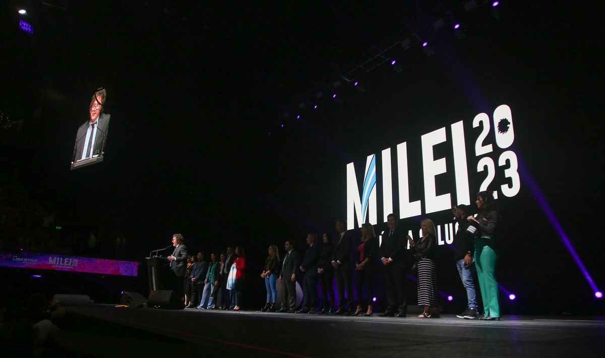 Milei 2023 dice un cartel luminoso en el acto de cierre de La Libertad Avanza.