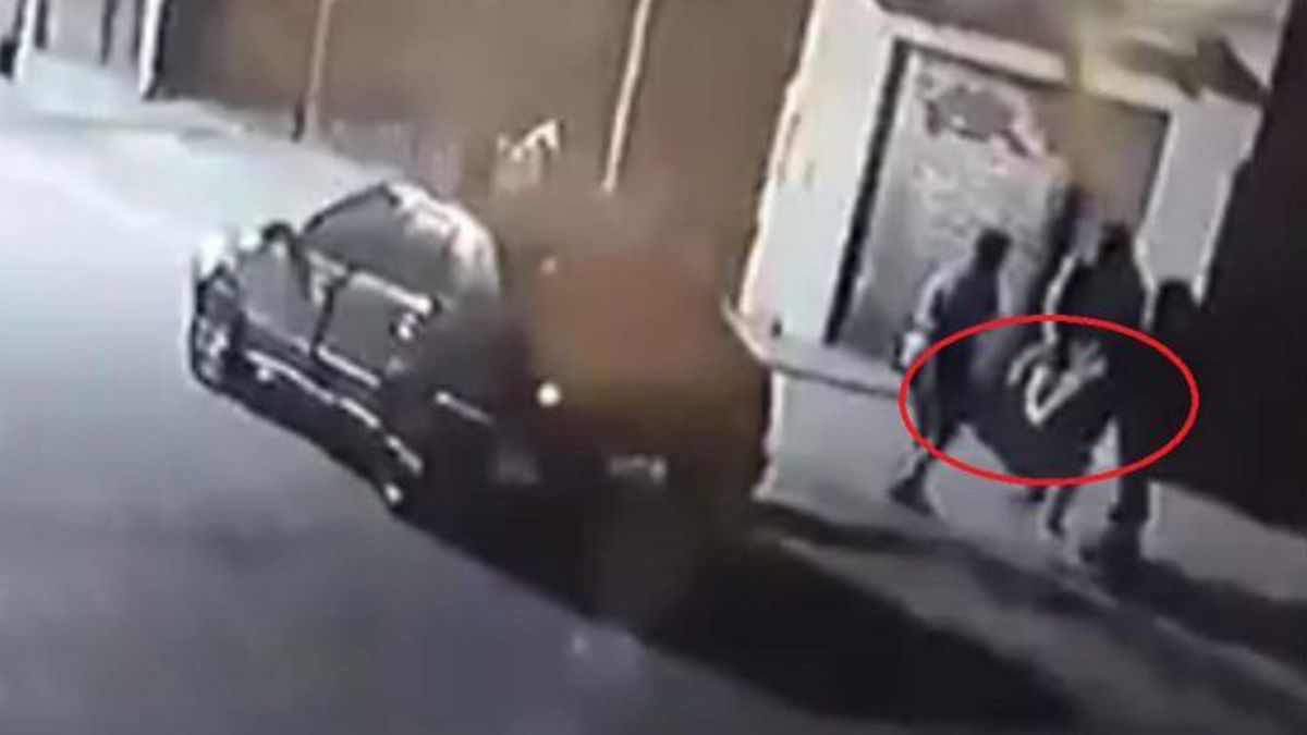 Captura de video. Aquí se ve cómo sacaron a Flores del domicilio.