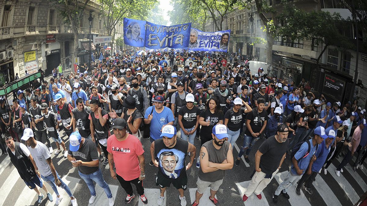 Militantes del Movimiento Evita llegan a Plaza de Mayo.