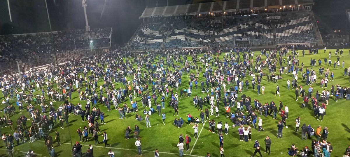 La cancha de Gimnasia La Plata fue invadida por miles de hinchas, que buscar resguardarse de los gases lacrimógenos.