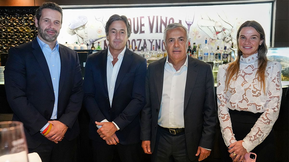 El gobernador de Mendoza estuvo en Chachingo Wine Fair, donde conversó con referentes del Banco Macro y otros protagonistas del mundo empresarial. En la foto, junto a Juan Mazzon (gerente de Banca Gobierno) Juan Parma (CEO Banco Macro) y Rocío Aramba (gerente comercial Banco Macro). Foto: Martín Pravata.