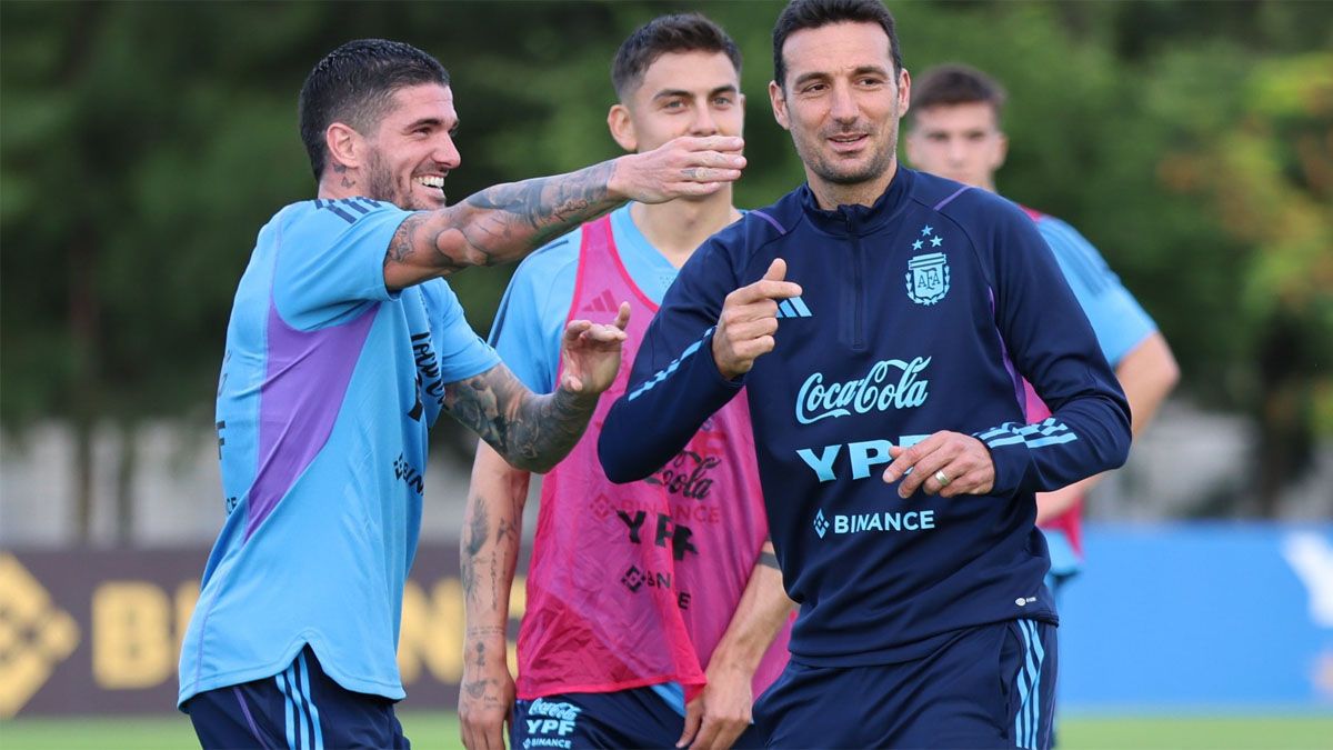 Rodrigo De Paul y Lionel Scaloni durante el entrenamiento