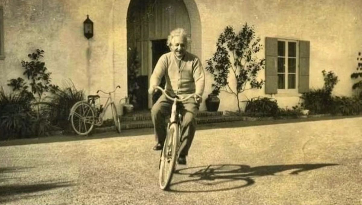 La frase filosófica de Albert Einstein que compara la bicicleta con la vida y deja una lección imborrable
