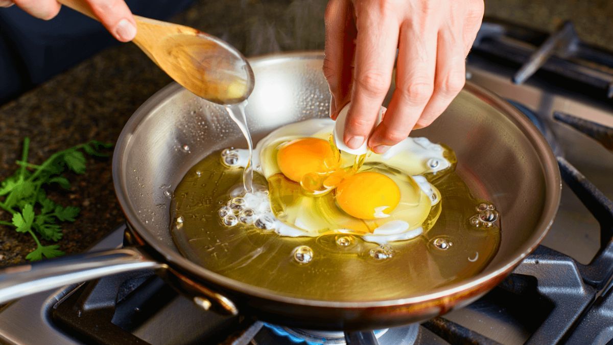 Pocos lo saben y casi nadie lo usa: el truco con vinagre que transforma por completo los huevos fritos