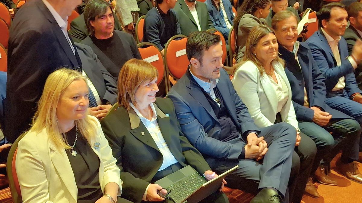 Hebe Casado, Patricia Bullrich, Luis Petri, Mariana Juri, Rodolfo Suarez y Tadeo García Zalazar, en un hotel 5 estrellas de Mendoza. Hebe Casado, Patricia Bullrich, Luis Petri, Mariana Juri, Rodolfo Suarez y Tadeo García Zalazar, en un hotel 5 estrellas de Mendoza.