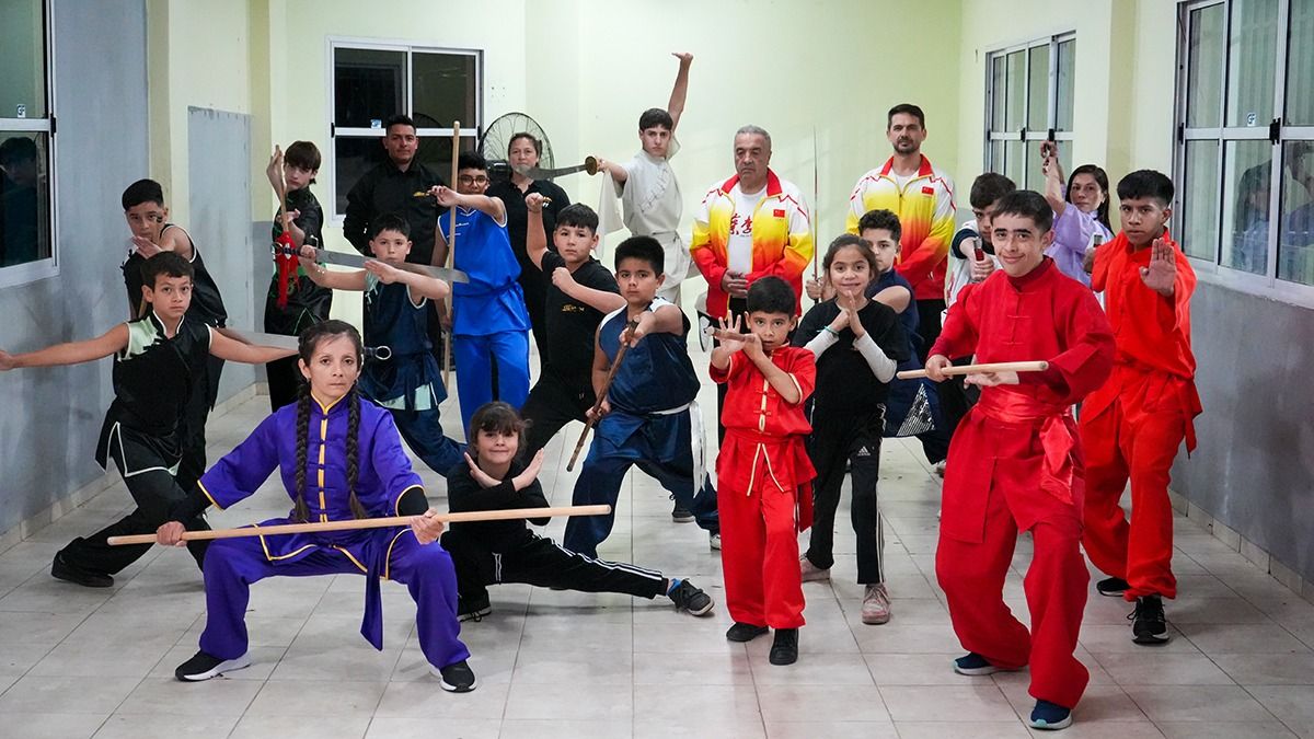 El grupo de la sede de Russell de Shaolin Tao en Maipú. La escuela es presidida por el maestro Omar Carrasco. El grupo de la sede de Russell de Shaolin Tao en Maipú. La escuela es presidida por el maestro Omar Carrasco.