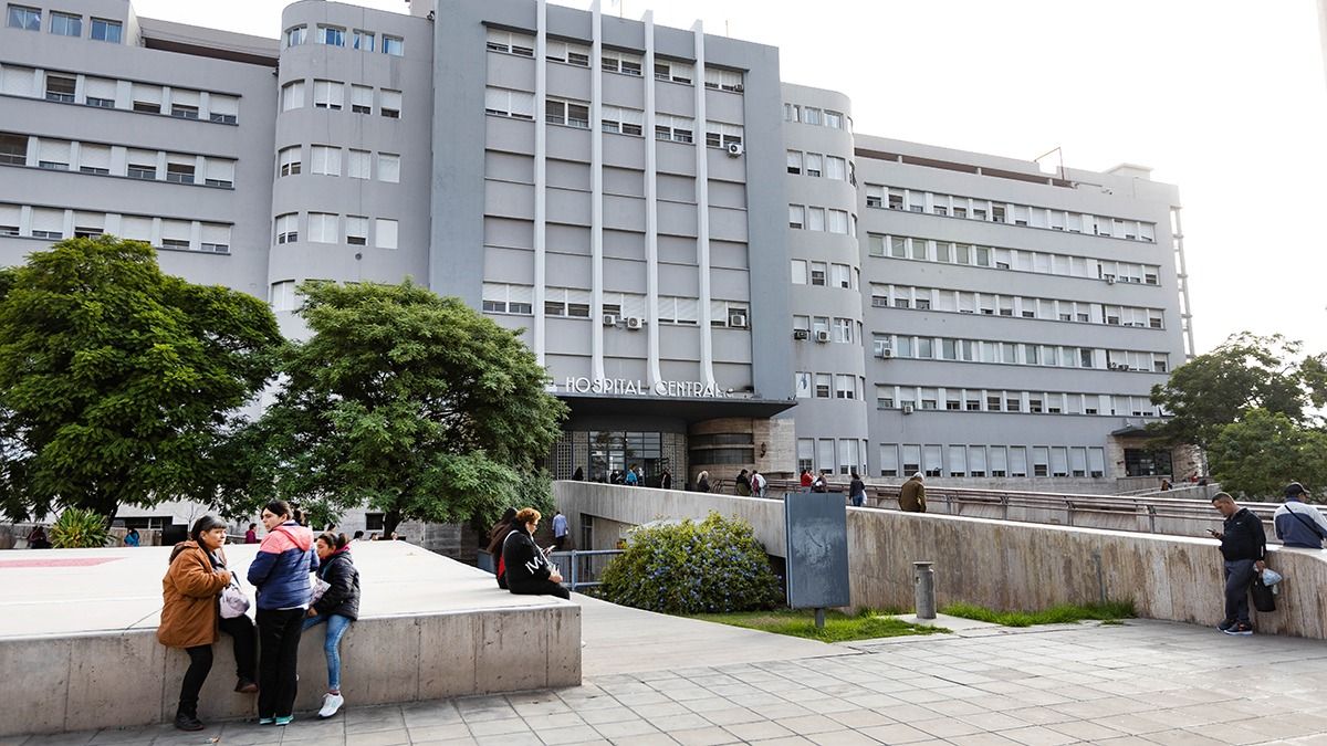 El hombre que se disparó está internado en el Hospital Central. El hombre que se disparó está internado en el Hospital Central.