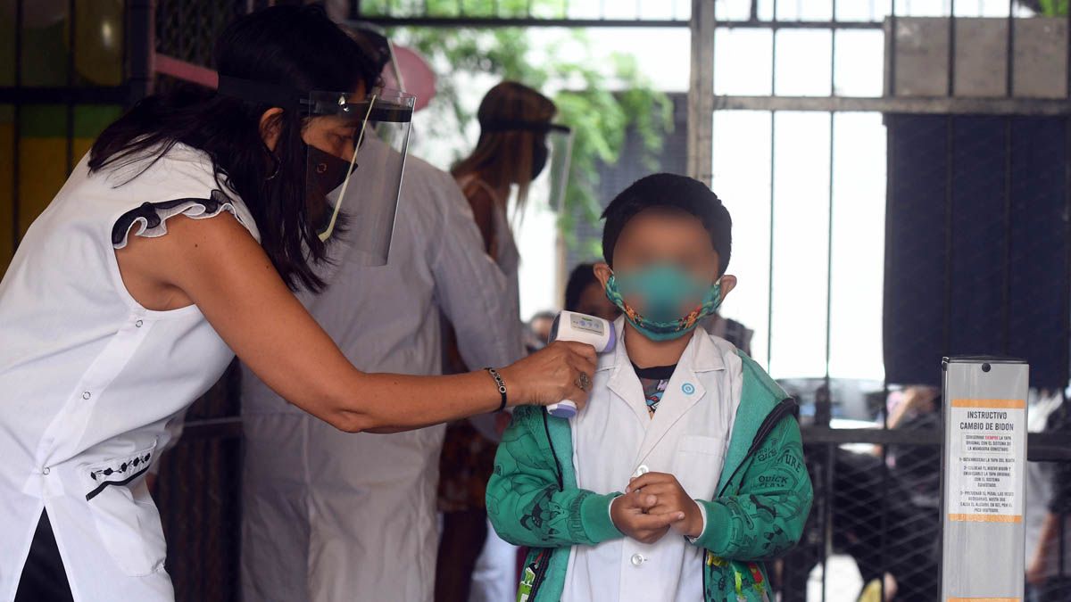 El gobernador Suarez pidió la colaboración de toda la comunidad educativa para que los colegios no deban cerrar sus puertas ante el crecimiento de los contagios por Covid-19 por no respetar los protocolos.