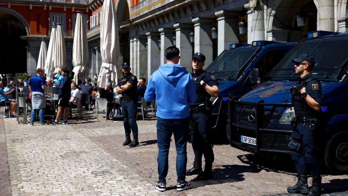 En Madrid se ha elevado el grado de alerta terrorista y la policía trabaja por la seguridad de los hinchas del Manchester City y del Real. En Madrid se ha elevado el grado de alerta terrorista y la policía trabaja por la seguridad de los hinchas del Manchester City y del Real.