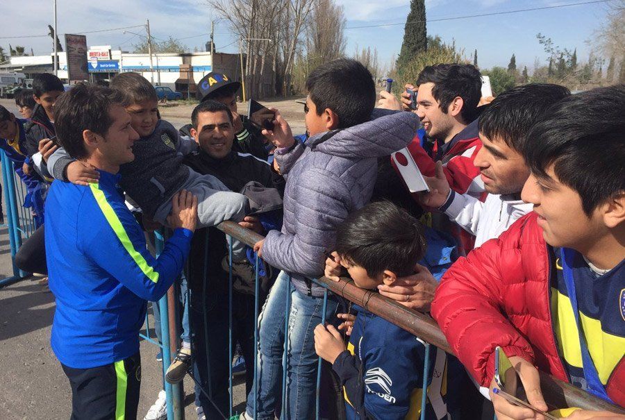 Guillermo sorprendió a los hinchas apostados en la puerta del hotel