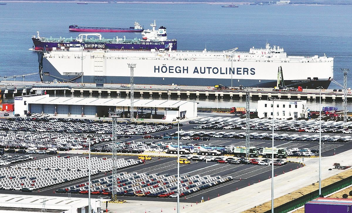 Los vehículos destinados a la exportación esperan su envío en el puerto de Taicang, provincia de Jiangsu. JI HAIXIN / PARA CHINA DAILY