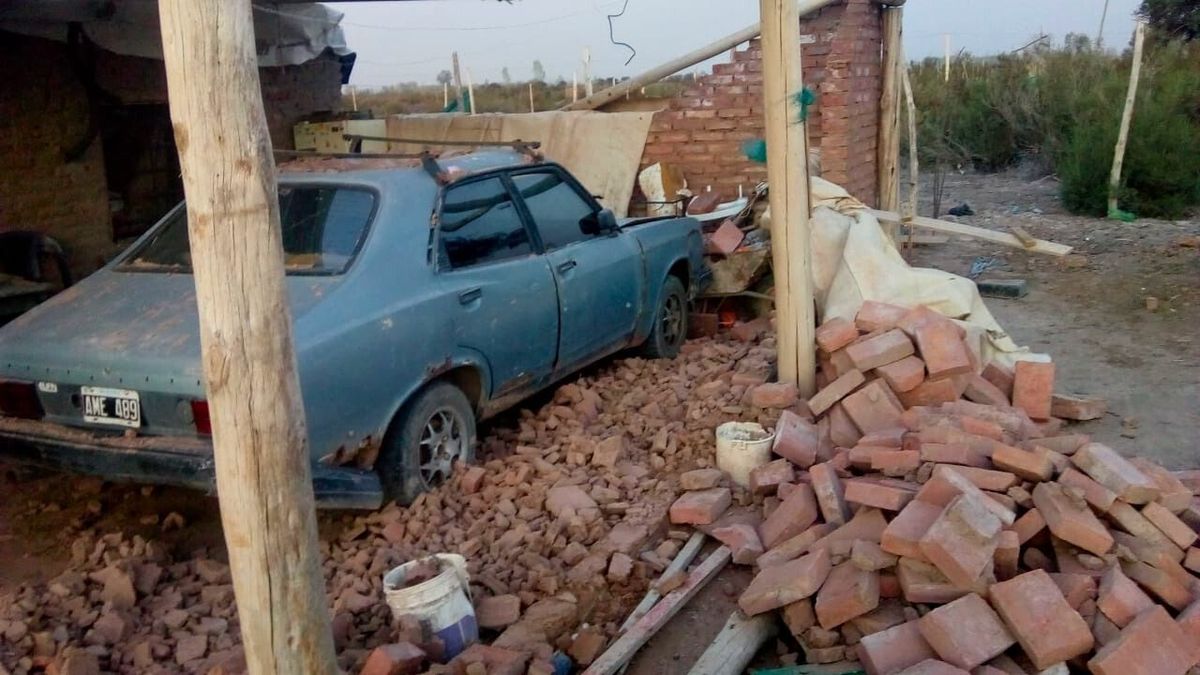 Destrozos en una vivienda de El Algarrobal en medio de los vientos de este viernes.