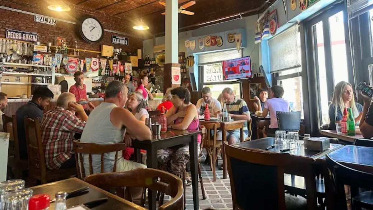 Las abuelas cocinan en este bodegón típico de Buenos Aires. Las abuelas cocinan en este bodegón típico de Buenos Aires.