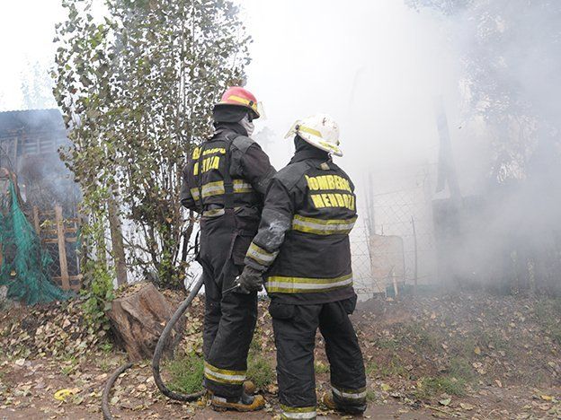Un incendio afectó una precaria casa y dos dotaciones de Bomberos controlaron las llamas