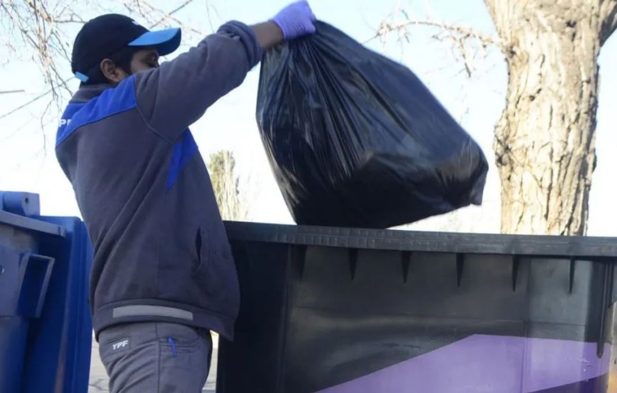 &nbsp;Para no encontrarse en sus veredas con desperdicios y recipientes rotos, muchos vecinos han optado por trasladar sus bolsas (caminando o en el auto) hasta los contenedores comunitarios.