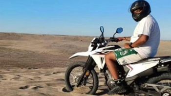 Grave accidente: un motociclista de 28 años murió tras caer de un médano