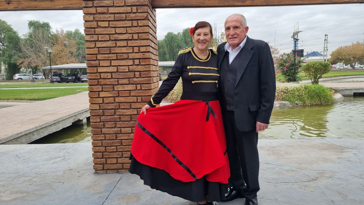 Cristina y Miguel bailan folklore en el elenco José Hernández de la Dirección de Adultos Mayores de Mendoza.