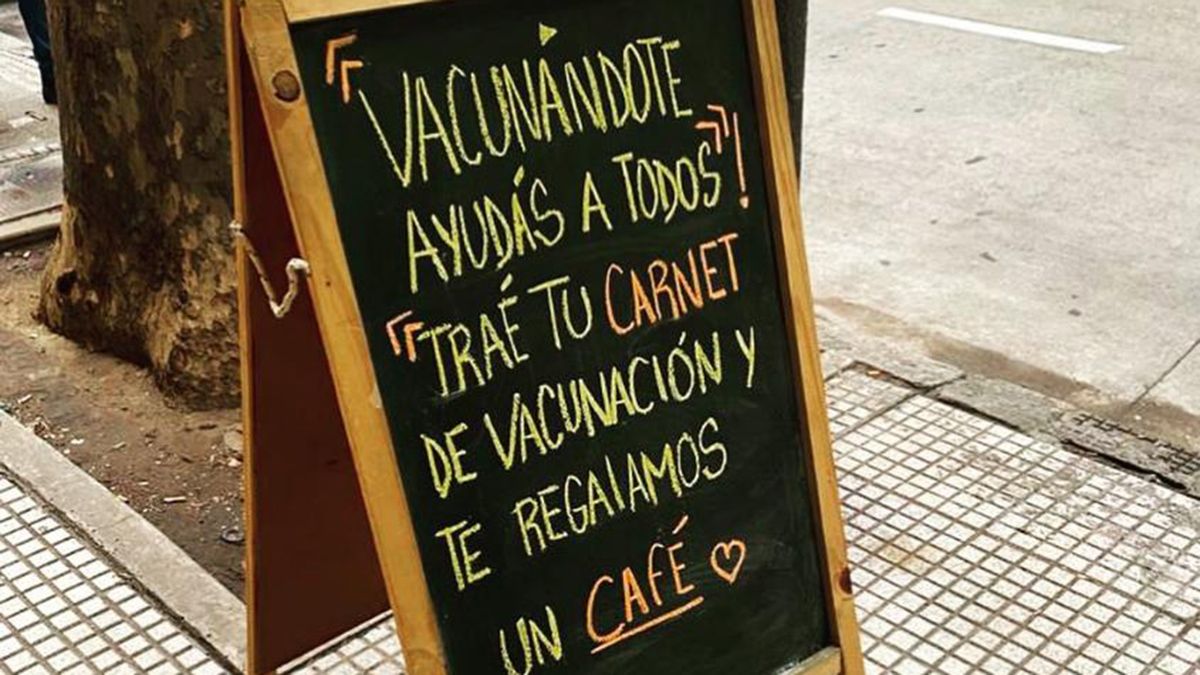 El bar tiene un cartel en la puerta del local donde invita a tomar café sin cargo a las personas vacunadas contra el coronavirus