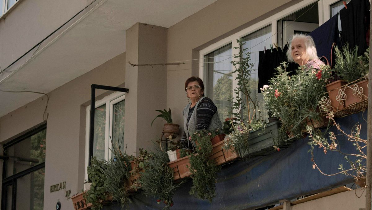 Nadie dijo que fuera fácil lo de vivir en un bloque de pisos con vecinos por todos lados.