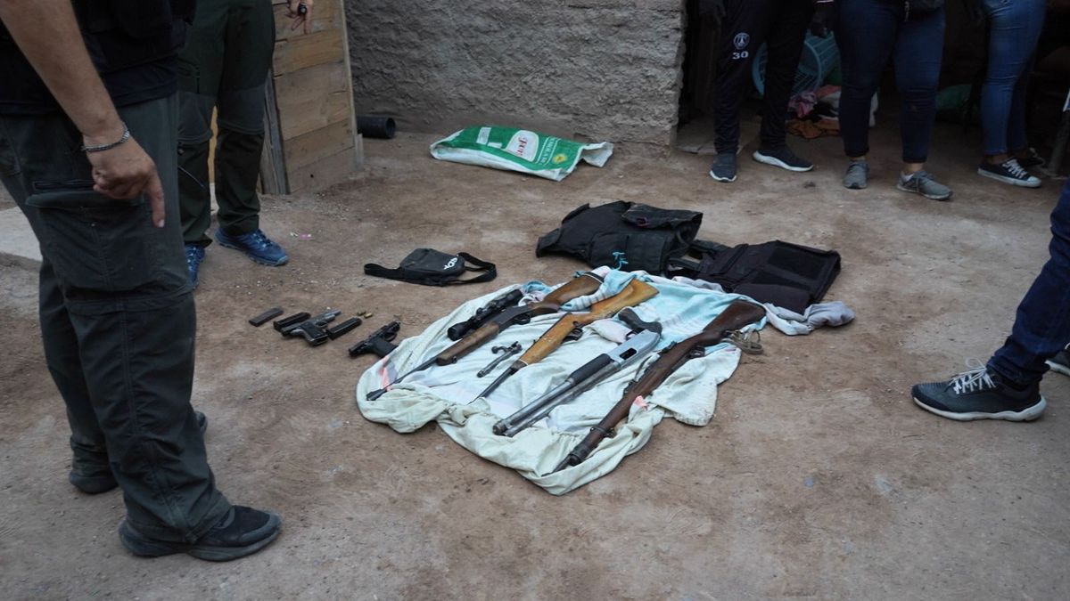 Los Policías encontraron una gran cantidad de armas de fuego de todo tipo y calibre. Los Policías encontraron una gran cantidad de armas de fuego de todo tipo y calibre.