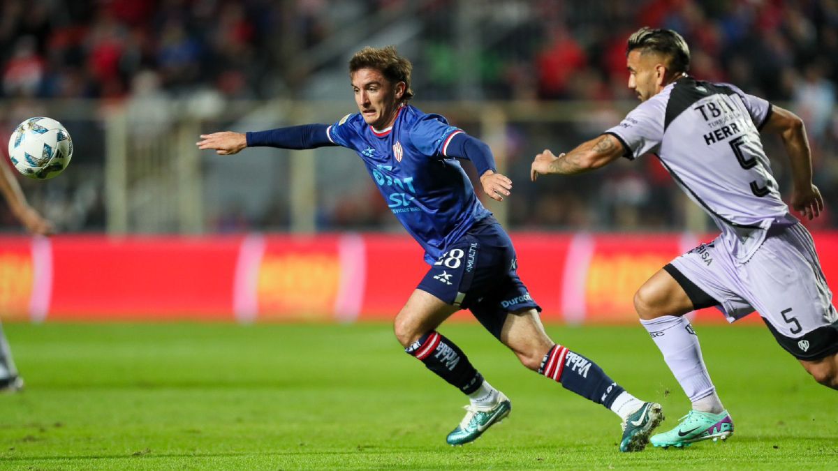 Unión de Santa cumplió ante su gente y le ganó 2 a 0 a Barracas Central para seguir invicto y en el lote de vanguardia de la Liga Profesional. Unión de Santa cumplió ante su gente y le ganó 2 a 0 a Barracas Central para seguir invicto y en el lote de vanguardia de la Liga Profesional.