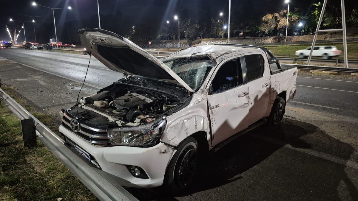 Así quedó la camioneta tras el accidente ocurrido en Acceso Sur a la altura de calle Lamadrid, en Guaymallén. Así quedó la camioneta tras el accidente ocurrido en Acceso Sur a la altura de calle Lamadrid, en Guaymallén.