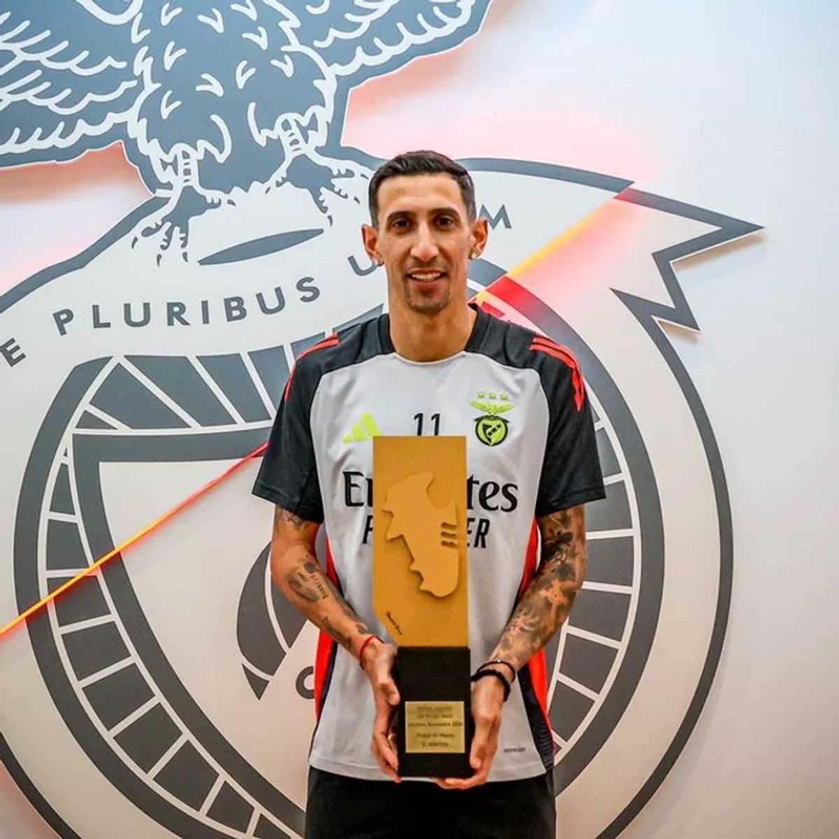 Ángel Di María y su premio como mejor jugador del Benfica en octubre y noviembre de 2024. Ángel Di María y su premio como mejor jugador del Benfica en octubre y noviembre de 2024.