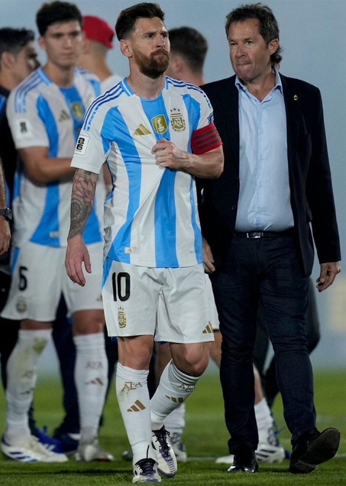 Lionel Messi estaba muy enojado. Lionel Messi estaba muy enojado.