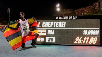 Joshua Cheptegei, de Uganda, rompió el récord mundial de los 10.000 metros