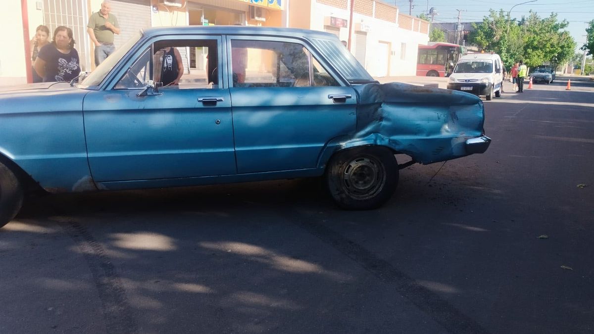 Una mujer de 81 años que manejaba un Ford Falcon sufrió un infarto tras un accidente en Maipú.