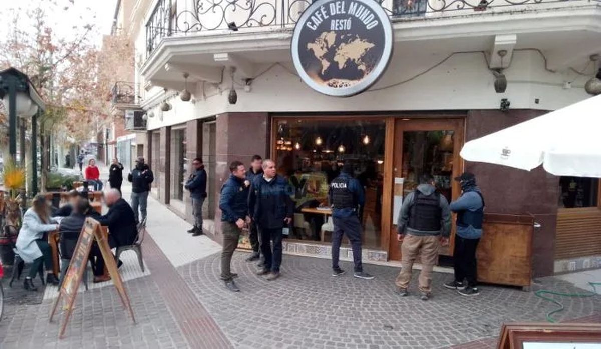 Uno de los lugares allanados fue un café de San Rafael.