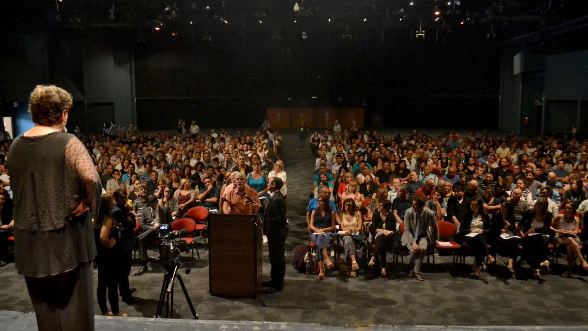 En 2021, la jueza civil Fabiana Martinelli reunió en el auditorio Bustelo a los clientes de planes de ahorro que demandaron a las automotrices.