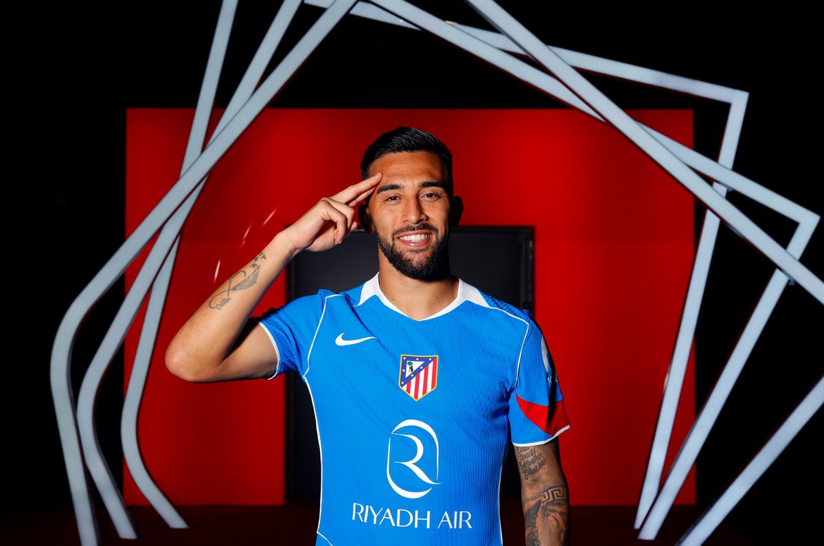 El jugador argentino recibi&oacute; la tercera camiseta del Atleti.
