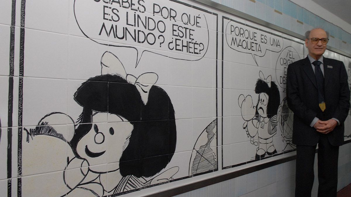 En la foto Quino inaugura el mural "El mundo según Mafalda" de la Línea A del Subte.