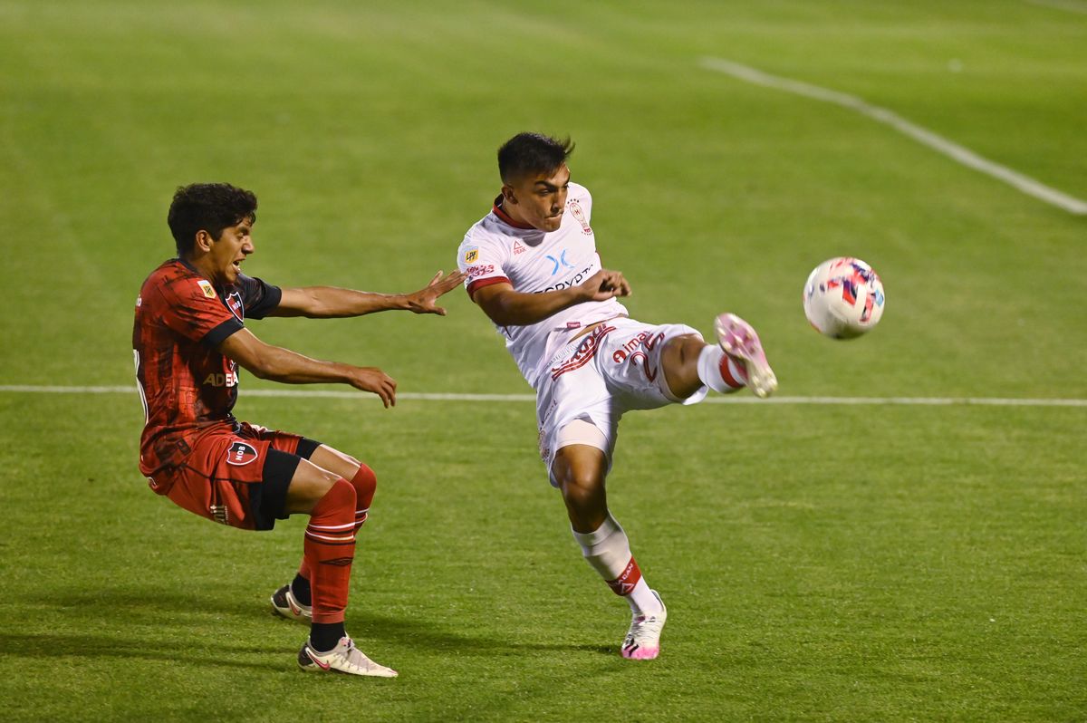 Hurac&aacute;n se llev&oacute; 3 puntos de su visita a Newell's, en Rosario.