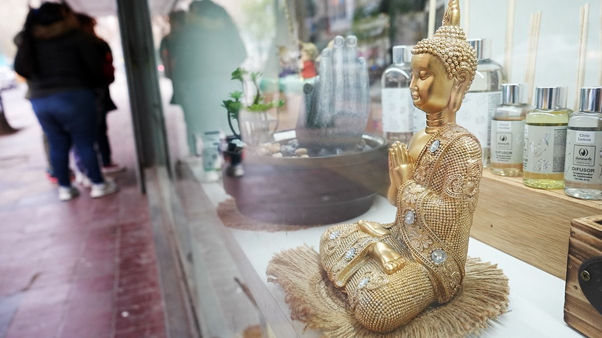 Artículos de origen asiático en regalería se observan en la vidriera del mega bazar chino que pronto inaugurará en pleno centro mendocino. Artículos de origen asiático en regalería se observan en la vidriera del mega bazar chino que pronto inaugurará en pleno centro mendocino.